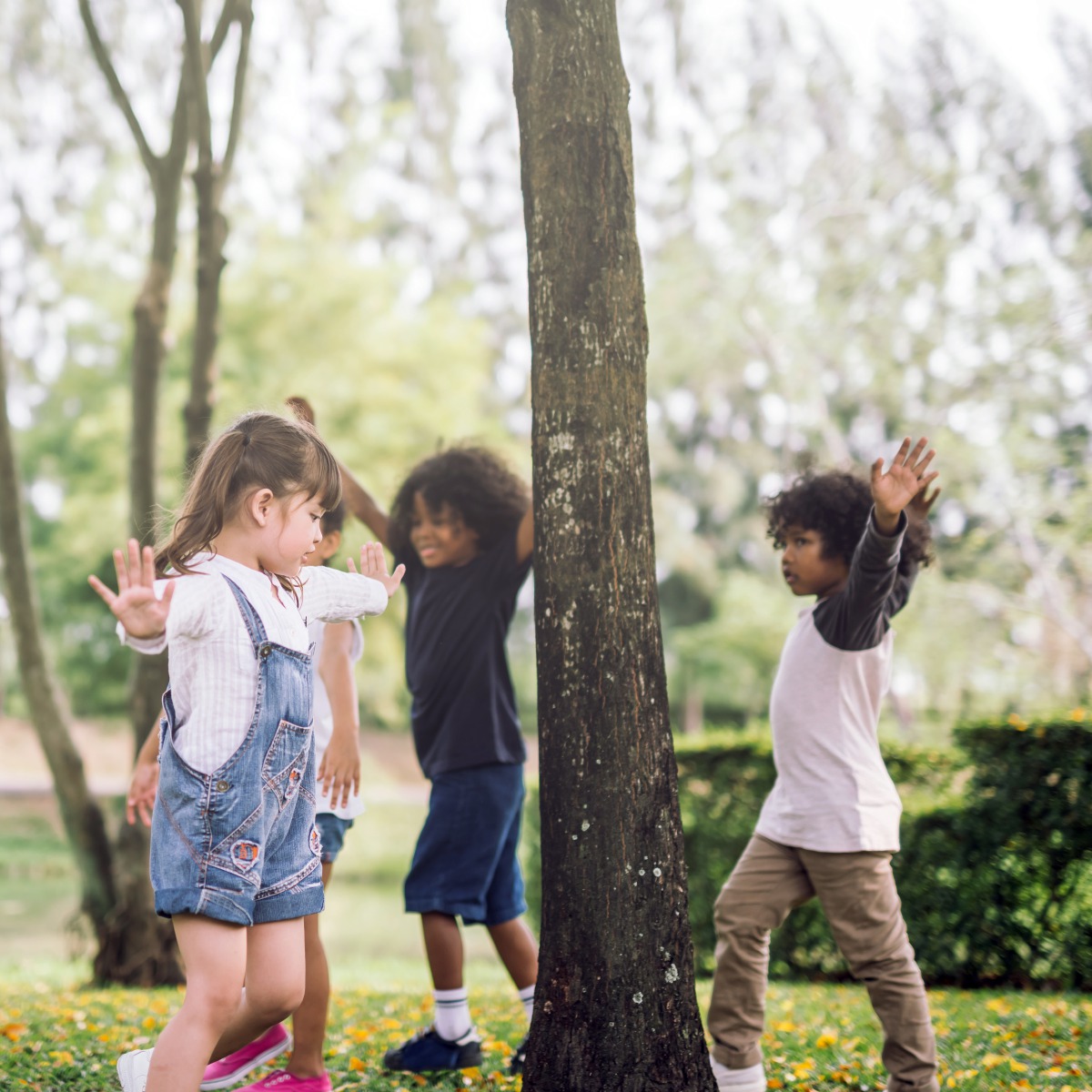 Kita Nordmännchen – Lernen in der Natur 🌲 Kinder tanzen spielerisch im Grünen unter Bäumen auf dem Kita-Außengelände der Nordmännchen. Die Szene zeigt Freude, Freiheit und Naturverbundenheit.